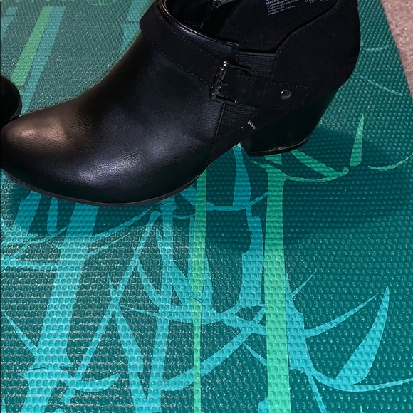 Shoes - Picture 2 of 7